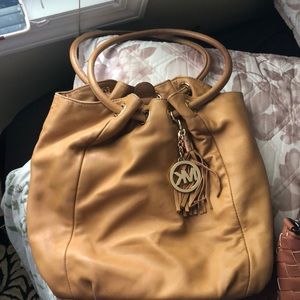 i dont know the name off the bag but is mk bag